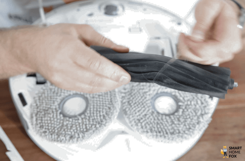 Die Hauptbürste des ECOVACS DEEBOT T20 OMNI wird von Haaren befreit.